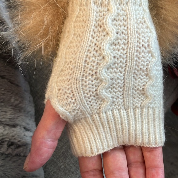 Ladies off white fingerless gloves with sequins & fox fur. - Picture 5 of 7